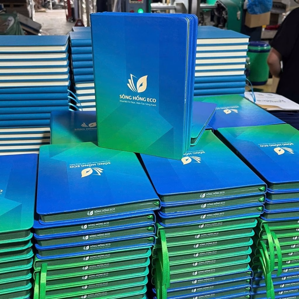 Sổ Dán Gáy Bìa Da In Logo Full Viền Cạnh Sổ Theo Yêu Cầu 14 Sổ bìa da in cạnh viền - Sông Hồng ECO (2) - sổ dán gáy bìa da in logo