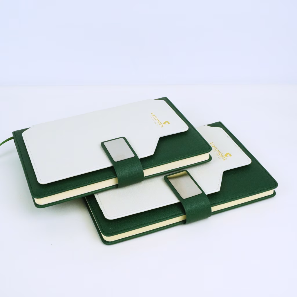 Sổ Tay Bìa Da In Logo - Quà Tặng Ngành Ngân Hàng Cao Cấp 14 Sổ dán gáy bìa da quai cài_VCB (2) - sổ tay bìa da in logo